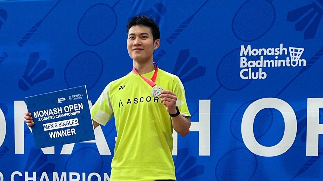Yang Yang holding his medal and men's singles winner's sign at the Monash Open.